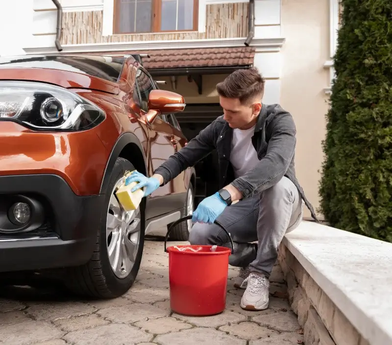 Lavage auto à domicile Freycenet-la-Cuche : professionnel intervenant sur un véhicule